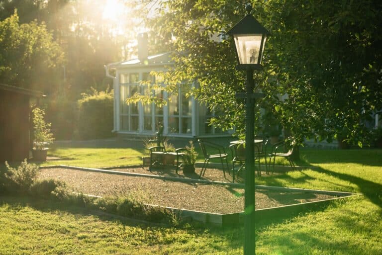 Smuk lygtepæl i en park - hos Kulturlampan finder du lysmaster til offentlige miljøer