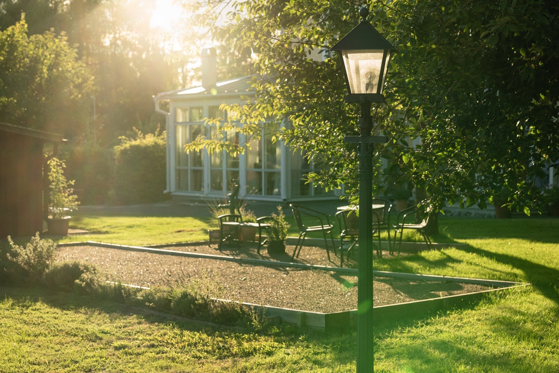 Smuk lygtepæl i en park - hos Kulturlampan finder du lysmaster til offentlige miljøer